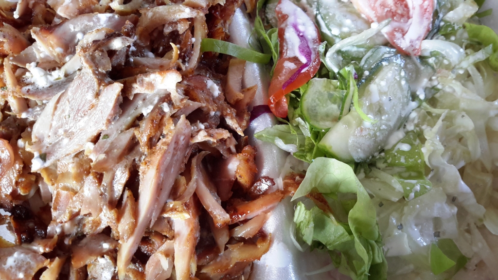 A gyros-tál, tablettel fotózva.