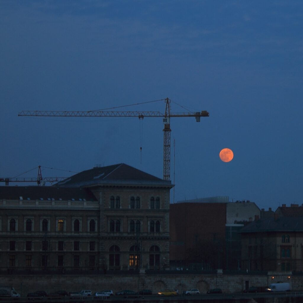 Telihold Budapest felett