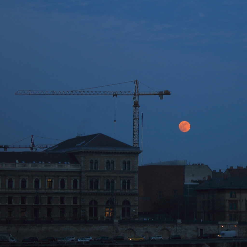 Telihold Budapest felett