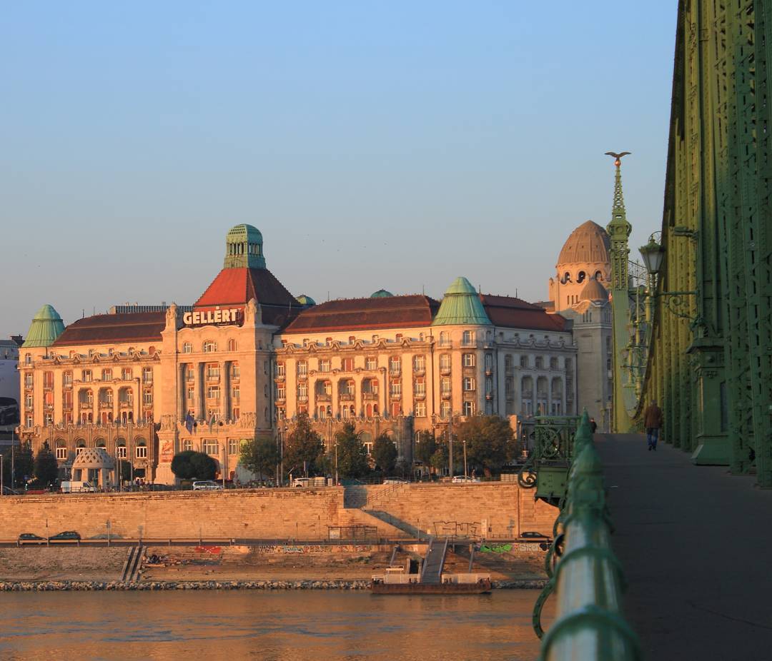 Reggeli fényben a Gellért szálló
