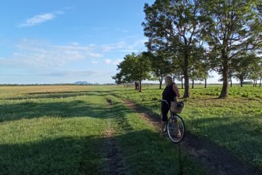 A Berekben biciklizve, háttérben a Badacsony