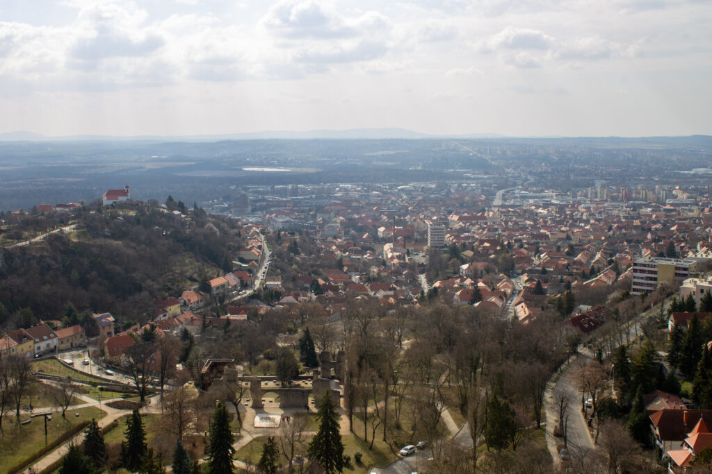 Pécsi panoráma koratavaszi színekkel