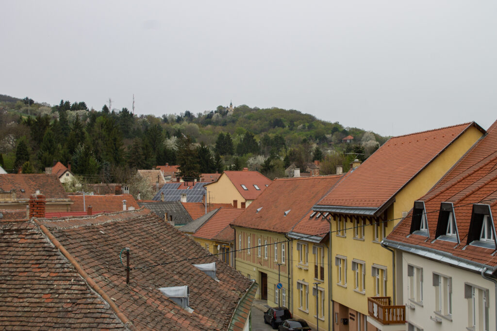 A kőszegi kálvária domb az apartman ablakból
