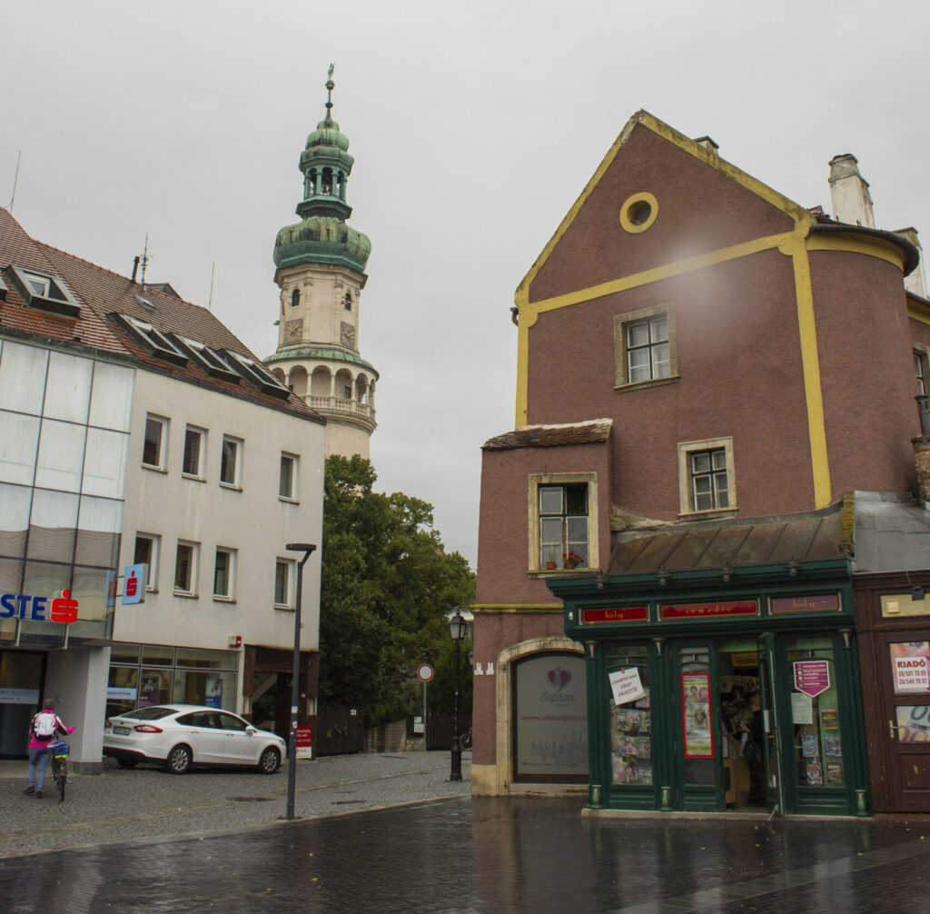 Soproni kép, a háttérben a tűztorony, esős idő