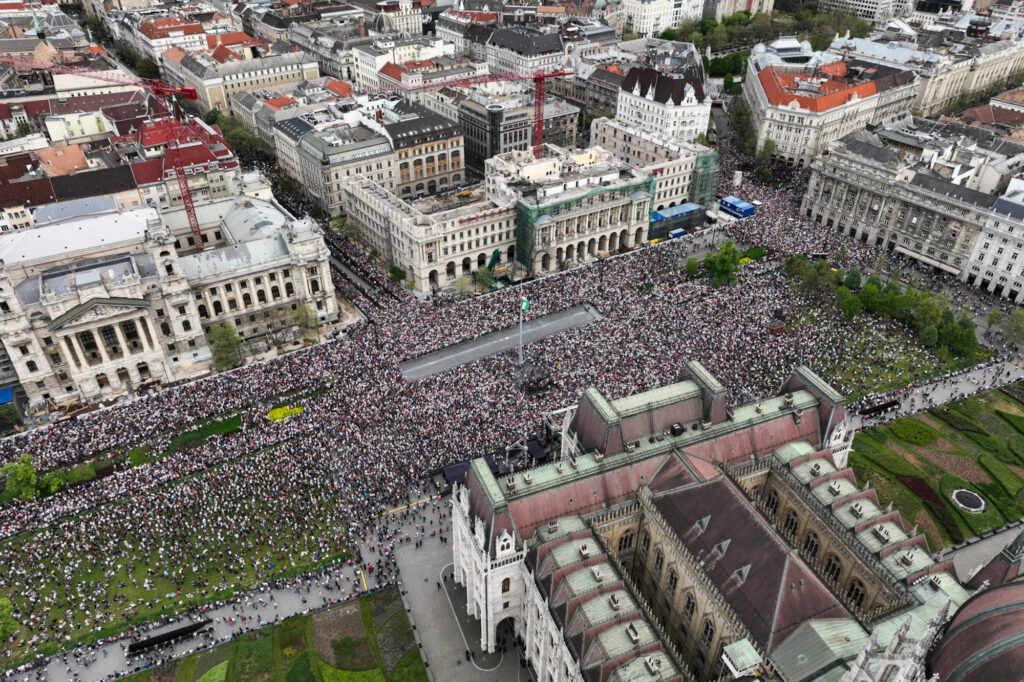 Drón fotó Magyar Péter április 6-i tüntetéséről