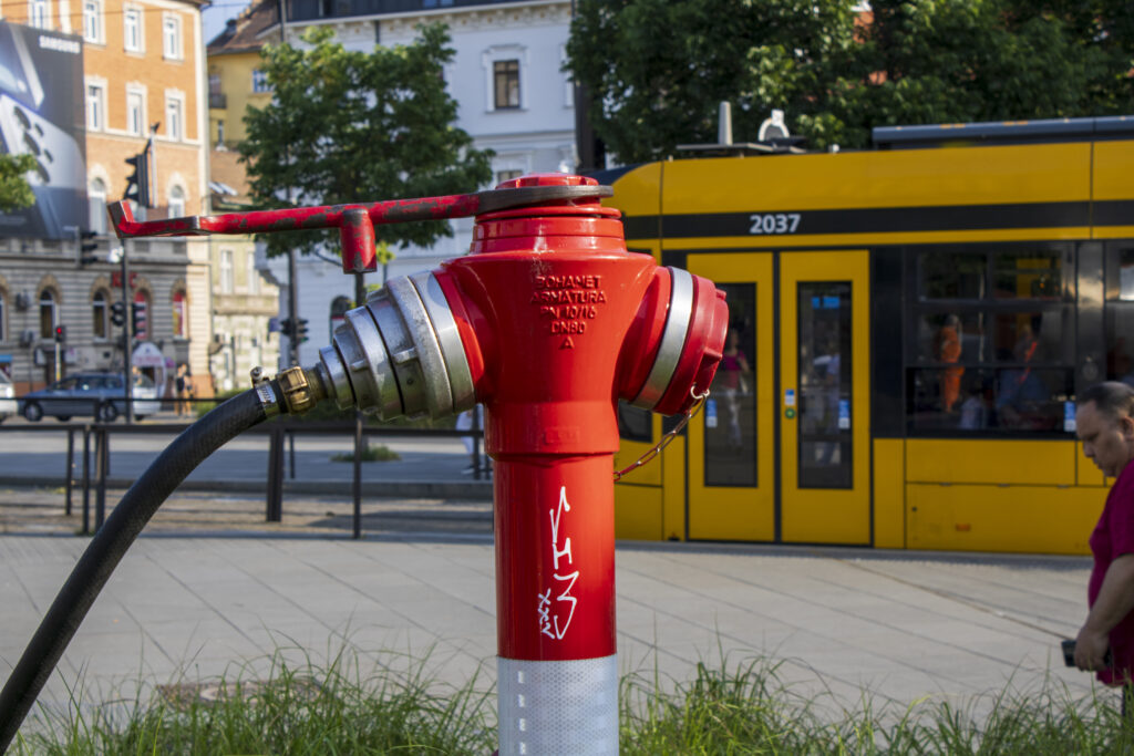 Tűzcsap és villamos a Kalef forgatagában