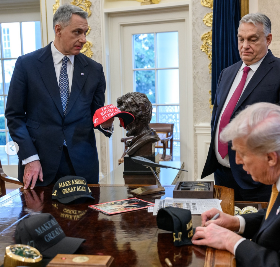 Aláírásnak éppen aláírás